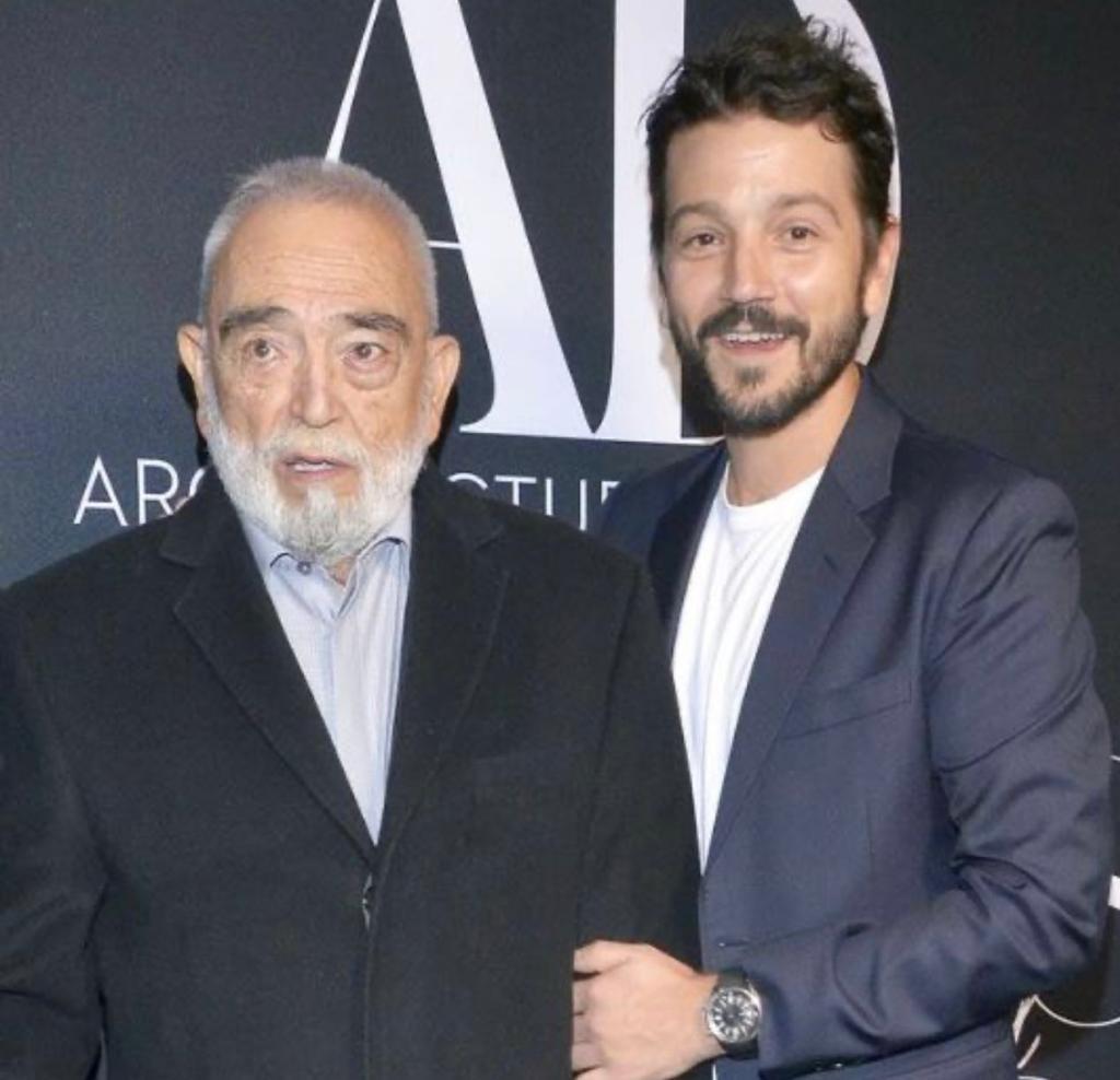 Este medio día se anunció el fallecimiento del arquitecto y escenógrafo Alejandro Luna Ledesma, padre del actor Diego Luna.